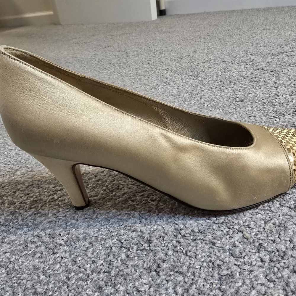 St John Made In Italy Gold Satin Sequin Toe Cap Pumps Size 7 - Picture 9 of 14